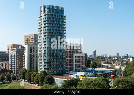 Skyline di Londra da Lewisham Shopping Center che mostra il Rinascimento complesso di appartamenti in primo piano Foto Stock