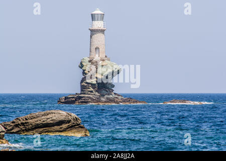 Il famoso faro a Chora di Andros su una bella giornata, Cicladi Grecia Foto Stock