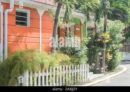 Tipiche case colorate nell'isola di Marie-Galante in Guadalupa Foto Stock