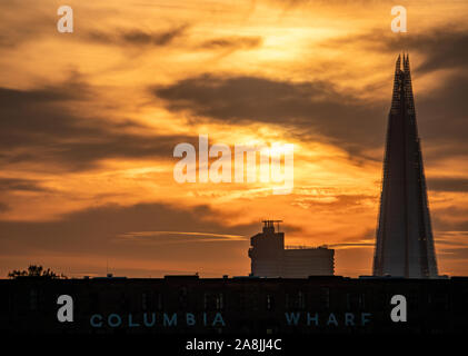 Londra / Regno Unito - 26 agosto 2019: skyline di Londra che includono Columbia Wharf e il coccio, preso dalla Westferry Circus Foto Stock