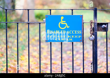 Accesso per disabili Parcheggio non firmare sul cancello privato Foto Stock