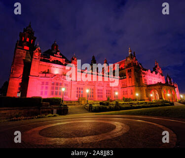 Glasgow, Scotland, Regno Unito 9 Novembre 2019.Il Kelvingrove Art Gallery and Museum è stato illuminato in rosso questo fine settimana come parte del papavero in Scozia l'illuminazione rossa della campagna scozzese come punti di riferimento essendo colorato per il papavero appello Scozia il giorno dell'Armistizio celebrazione. Gerard Ferry/ Alamy Live News Foto Stock