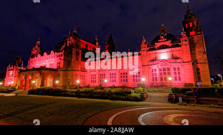 Glasgow, Scotland, Regno Unito 9 Novembre 2019.Il Kelvingrove Art Gallery and Museum è stato illuminato in rosso questo fine settimana come parte del papavero in Scozia l'illuminazione rossa della campagna scozzese come punti di riferimento essendo colorato per il papavero appello Scozia il giorno dell'Armistizio celebrazione. Gerard Ferry/ Alamy Live News Foto Stock