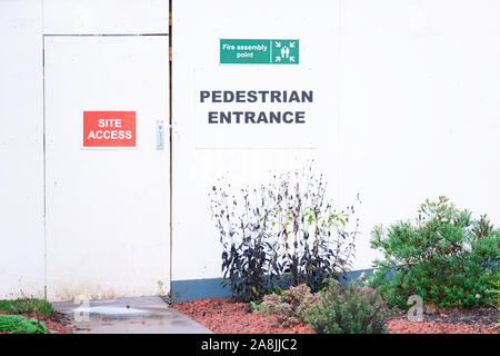 Edificio di costruzione sito pubblico pedonale porta di accesso e firmare Foto Stock