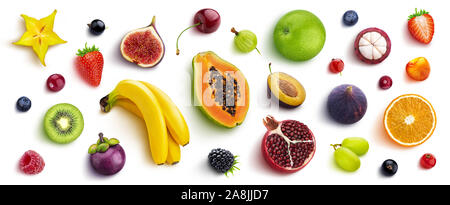 Mix di diversi tipi di frutta e bacche isolati su sfondo bianco, piatto di laici che, vista dall'alto Foto Stock