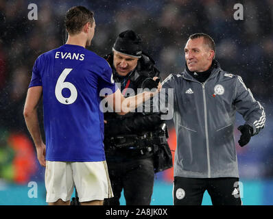 Il Leicester City's Jonny Evans (sinistra) celebra dopo il fischio finale con il Leicester City manager Brendan Rodgers (a destra) durante il match di Premier League al King Power Stadium, Leicester. Foto Stock