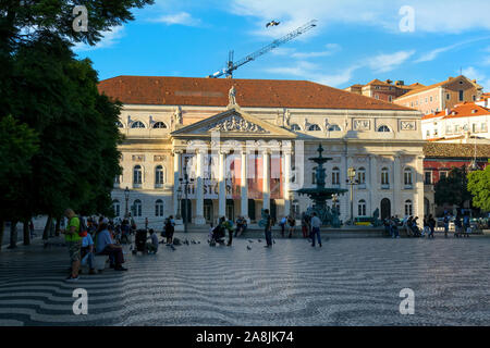 La cultura portoghese che mostra la Dona Maria II Teatro Nazionale, sul sito del vecchio palazzo Estaus, Praca do Rossio, Lisbona, Portogallo Foto Stock