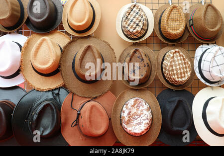 Vista frontale del gruppo di moda maschile cappelli in vendita appeso sul rack Foto Stock