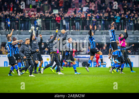 Milano, Italia. November 9, 2019, Milano, Italia: celebrazione sotto la curva internazionaleduring fc Inter vs Hellas Verona, italiano di calcio di Serie A del campionato Gli uomini in Milano, Italia, Novembre 09 2019 - LPS/Fabrizio Carabelli Credito: Fabrizio Carabelli/LP/ZUMA filo/Alamy Live News Foto Stock