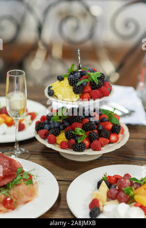 Crudo fresco frutta e bacche di piastra Foto Stock