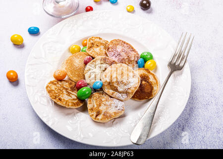 Dutch mini pancake chiamato poffertjes Foto Stock