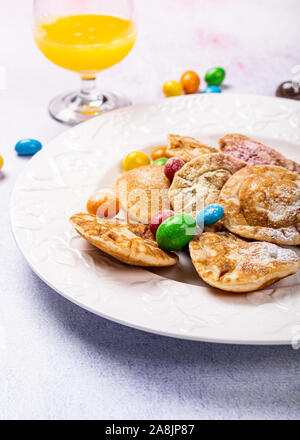 Dutch mini pancake chiamato poffertjes Foto Stock