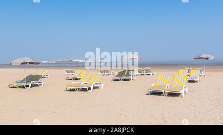 Sdraio e ombrelloni su una spiaggia del Mare del Nord, in Belgio, vicino Ostenda Foto Stock