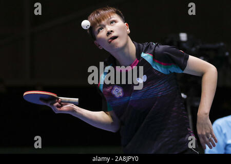 Tokyo, Giappone. 9 Nov, 2019. Szu-Yu Chen di Taipei cinese in azione contro Ning Ding della Cina durante le donne del team semifinali corrispondono all'International Table Tennis Federation () ITTF World Team Cup Tokyo 2019 presso il Tokyo Metropolitan palestra. Cina sconfigge il Taipei cinese 3-0. Credito: Rodrigo Reyes Marin/ZUMA filo/Alamy Live News Foto Stock