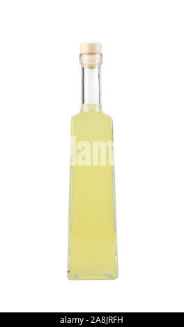 Il Limoncello o limoncino è un italiano di liquore di limone, giallo la bevanda alcolica in alti bottiglia di vetro isolato su bianco. Foto Stock
