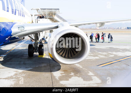 A Ryanair Boeing 737-800 aeromobili parcheggiati all'aereoporto di Milano Bergamo. Le persone sono di salire a bordo del piano. Foto Stock