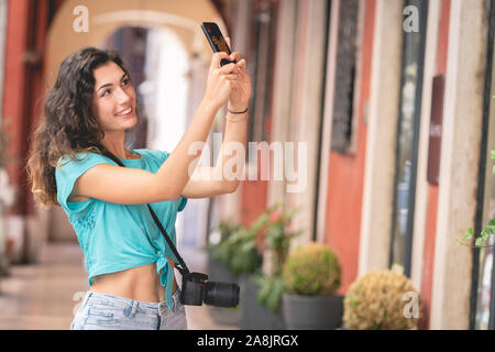 Ragazza turistico o di fotografo professionista che spara in una tipica città italiana. Foto Stock