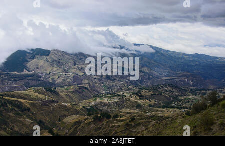 Bellissimo paesaggio coltivato lungo il loop di Quilotoa Trek, Quilotoa, Ecuador Foto Stock