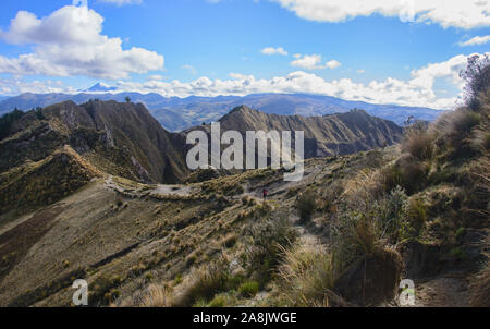 Trekking sul bordo del cratere di Laguna Quilotoa, Ecuador Foto Stock