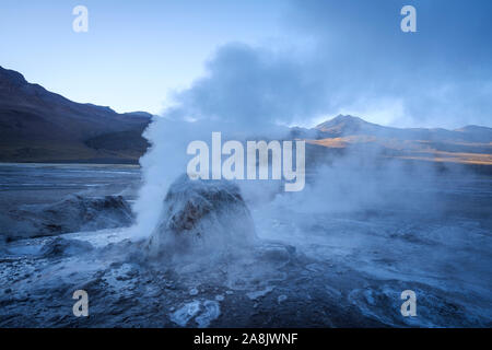 Fumarola di vapore di El Tatio Geyser campo nel nord del Cile Foto Stock