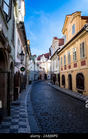 Vicolo stretto con vecchie case nella città vecchia di Praga nella Repubblica Ceca Foto Stock