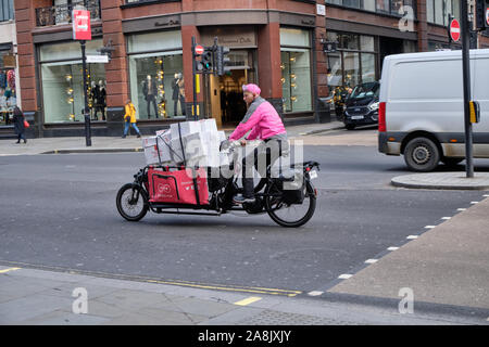 Servizio di consegna bici da carico Pedal Me, carico con più scatole a bordo di Regent Street, Londra, Regno Unito. Foto Stock