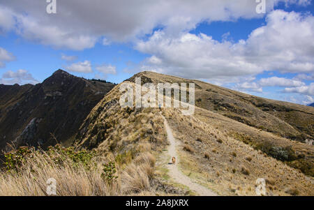 Trekking sul bordo del cratere di Laguna Quilotoa, Ecuador Foto Stock