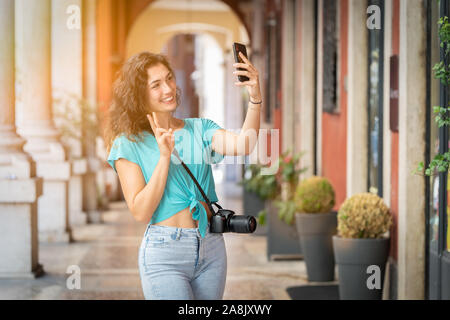 Ragazza turistico o di fotografo professionista che spara in una tipica città italiana. Foto Stock