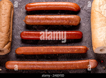 Varie sausags per hot dogs su sfondo nero. vista superiore Foto Stock