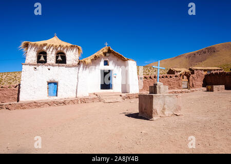 Piccola chiesa del villaggio di MACHUCA (2004) sul cileno di alta pianura a nord del Cile Foto Stock