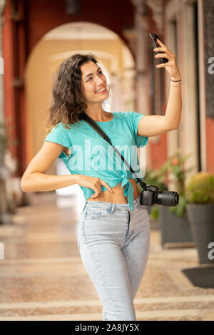 Ragazza turistico o di fotografo professionista che spara in una tipica città italiana. Foto Stock