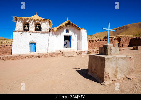 Piccola chiesa del villaggio di MACHUCA (2004) sul cileno di alta pianura a nord del Cile Foto Stock