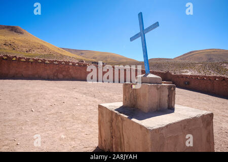 Una croce cristiana del piccolo patio della chiesa del villaggio di MACHUCA (2004) sul cileno di alta pianura a nord del Cile Foto Stock