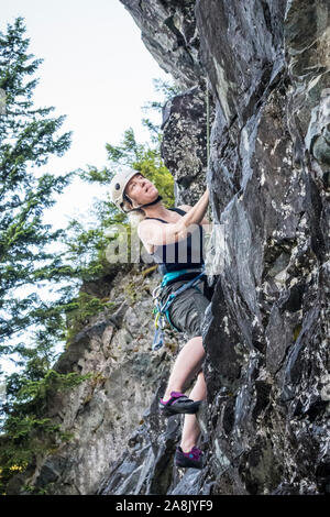 Cerca fino a una donna di arrampicata su una corda superiore all'uscita 38 in Washington centrale Cascade Mountains, nello Stato di Washington, USA. Foto Stock