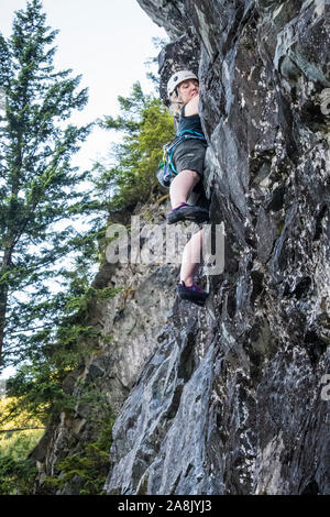 Cerca fino a una donna di arrampicata su una corda superiore all'uscita 38 in Washington centrale Cascade Mountains, nello Stato di Washington, USA. Foto Stock