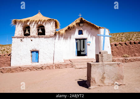 Piccola chiesa del villaggio di MACHUCA (2004) sul cileno di alta pianura a nord del Cile Foto Stock