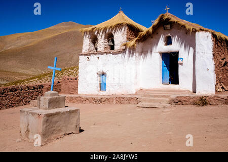 Piccola chiesa del villaggio di MACHUCA (2004) sul cileno di alta pianura a nord del Cile Foto Stock