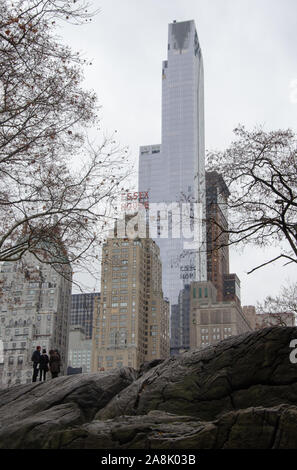 Un gruppo di amici di stand su arbitro Rock in Central Park, Manhattan New York City Foto Stock