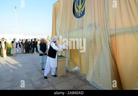 (191109) -- NAROWAL (Pakistan), nov. 9, 2019 (Xinhua) -- foto rilasciata dal Pakistan Stampa del Dipartimento di Informazione (PID) mostra che il Primo Ministro pakistano Imran Khan inaugura il corridoio Kartarpur Narowal nel distretto della provincia pakistana del Punjab, su nov. 9, 2019. Primo Ministro pakistano Imran Khan sabato ha inaugurato il corridoio Kartarpur per consentire Sikh indiana i pellegrini a visitare un Santuario nel quartiere Narowal. (PID/Handout via Xinhua) Foto Stock