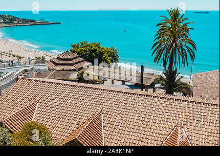 Una vista dall'alto sui tetti e Playa del miracolo Beach in Tarragona Catalogna. Foto Stock