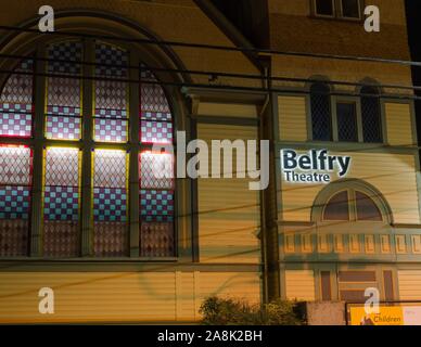 Il Belfry e il teatro nel Fernwood quartiere di Victoria, BC, che mostra una delle sue meravigliose finestre romaniche. Foto Stock