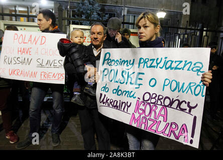 Gli attivisti ucraini tenere cartelloni durante la dimostrazione.Gli attivisti si sono riuniti al di fuori della Polonia Ambasciata con la richiesta di rilascio Ihor Mazur. Come i media locali hanno riferito, vice capo dell'unà-unso di estrema destra partito politico Ihor Mazur (indicativo di chiamata Topolya, è stato arrestato e il motivo per la detenzione è un orientamento pubblicata dalla Russia a Interpol sistema di informazione sulla ricerca di Mazur con una vista al suo arresto e successiva estradizione in Russia, come i media locali hanno riferito. Foto Stock