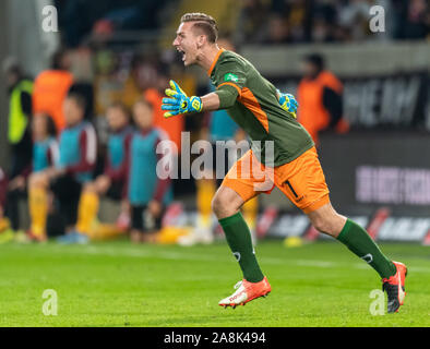 Dresden, Germania. 08 Nov, 2019. Calcio: Seconda Bundesliga, SG Dynamo Dresden - SV Wehen Wiesbaden, XIII GIORNATA in: Stadio Rudolf Harbig. Dinamo portiere Kevin Broll gesticolò. Credito: Robert Michael/dpa-Zentralbild/dpa - NOTA IMPORTANTE: In conformità con i requisiti del DFL Deutsche Fußball Liga o la DFB Deutscher Fußball-Bund, è vietato utilizzare o hanno utilizzato fotografie scattate allo stadio e/o la partita in forma di sequenza di immagini e/o video-come sequenze di foto./dpa/Alamy Live News Foto Stock