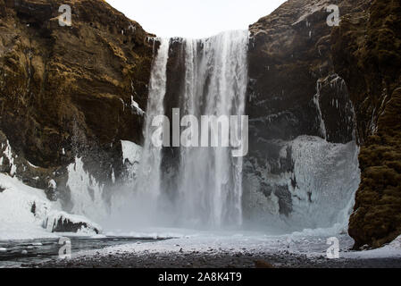 Skogafoss cascata in Islanda durante l'inverno. Skogar, Sud Islanda Foto Stock