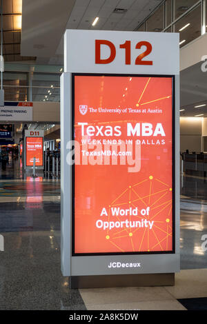 JCDecaux pubblicità elettronica schede in sala partenze a Fort Worth di Dallas, Texas, Stati Uniti d'America Foto Stock