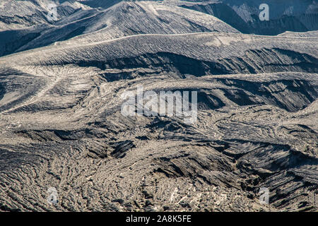 Aspre pendici del monte vulcano Bromo, in East Java, Indonesia. Configurazione rugosa del vecchio flusso di lava è facilmente visibile sul paesaggio arido. Foto Stock