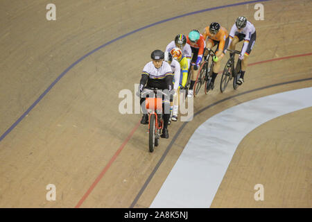 Glasgow, Regno Unito. Il 9 novembre 2019. piloti competere nel Womens Kieren a Chris Hoy Velodrome in Glasgow. 9 novembre 2019 Dan-Cooke credito/Alamy Live News Foto Stock