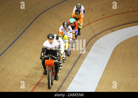 Glasgow, Regno Unito. Il 9 novembre 2019. piloti competere nel Womens Kieren a Chris Hoy Velodrome in Glasgow. 9 novembre 2019 Dan-Cooke credito/Alamy Live News Foto Stock