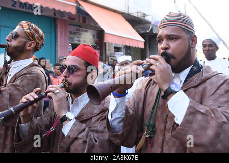 Vendita, Marocco. 09Nov, 2019. Gli artisti interpreti o esecutori celebrare il profeta islamico Maometto il compleanno in vendita, Marocco, il nov. 9, 2019. Credito: Xinhua/Alamy Live News Foto Stock