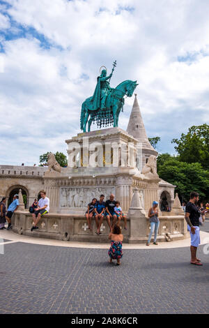 Budapest, Ungheria - 8 Agosto 2019: la statua equestre del re Santo Stefano nel Bastione del Pescatore del Castello di Buda, dello scultore Alajos Strobl Foto Stock